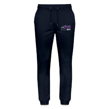 1977 Vintage Born Legend 47 Anniversaire - Pantalon de jogging bio MOVER Stanley/Stella unisexe - marine - Devant - Marisol (170cm) & Nik (191cm)