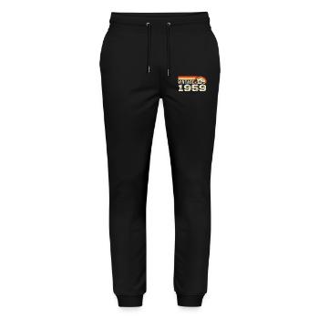 Jahrgang 1959 Geburtstagsgeschenk 1959 Retro 1959 - Stanley/Stella Unisex Bio Jogginghose Mover  - Schwarz - Vorne - Marisol (170cm) & Nik (191cm)
