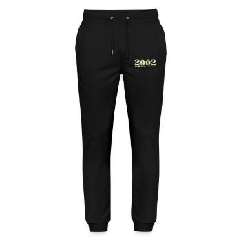 Original 2002 Jahrgang 2002 Retro Jubiläum 2002 - Stanley/Stella Unisex Bio Jogginghose Mover  - Schwarz - Vorne - Marisol (170cm) & Nik (191cm)