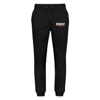 1982 Vintage Retro 1982 Geburtstagsgeschenk 1982 - Stanley/Stella Unisex Bio Jogginghose Mover  - Schwarz - Vorne - Marisol (170cm) & Nik (191cm)