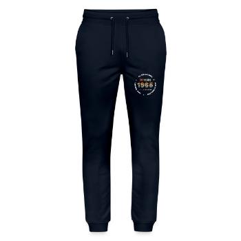 59 Years Old Made In 1965 Vintage February 1965 - Pantalon de jogging bio MOVER Stanley/Stella unisexe - marine - Devant - Marisol (170cm) & Nik (191cm)