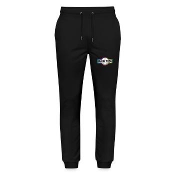 Malle 2024 Bunt Krone - Stanley/Stella Unisex Bio Jogginghose Mover  - Schwarz - Vorne - Marisol (170cm) & Nik (191cm)