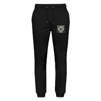 Jahrgang 1995 Retro Geburtstagskassette 1995 - Stanley/Stella Unisex Bio Jogginghose Mover  - Schwarz - Vorne - Marisol (170cm) & Nik (191cm)