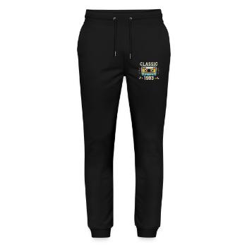 Vintage 1983 Retro Geburtstagskassette 1983 - Stanley/Stella Unisex Bio Jogginghose Mover  - Schwarz - Vorne - Marisol (170cm) & Nik (191cm)