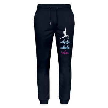 Yoga - Einatmen. Ausatmen. Entspannen. - Stanley/Stella Unisex Bio Jogginghose Mover  - Navy - Vorne - Marisol (170cm) & Nik (191cm)