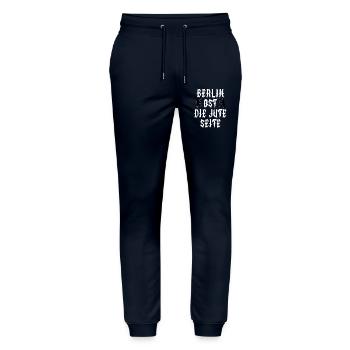 Berliner Bär - Berlin Ost die jute Seite - Stanley/Stella Unisex Bio Jogginghose Mover  - Navy - Vorne - Marisol (170cm) & Nik (191cm)