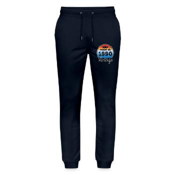 Made in 1990 Vintage Anniversaire - Pantalon de jogging bio MOVER Stanley/Stella unisexe - marine - Devant - Marisol (170cm) & Nik (191cm)