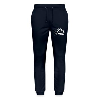 2023, Dad To Be, Schwangerschaftsankündigung - Stanley/Stella Unisex Bio Jogginghose Mover  - Navy - Vorne - Marisol (170cm) & Nik (191cm)