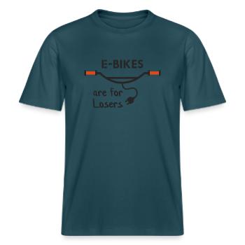 E-Bikes sind für Verlierer -  RELAXED FIT Unisex Organic T-Shirt - Dunkles Petrol - Vorne - Alina (178cm) & Michal (187cm)