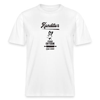 Konditor Ostern Geschenk Bäcker Meister Azubi -  RELAXED FIT Unisex Organic T-Shirt - Weiß - Vorne - Alina (178cm) & Michal (187cm)