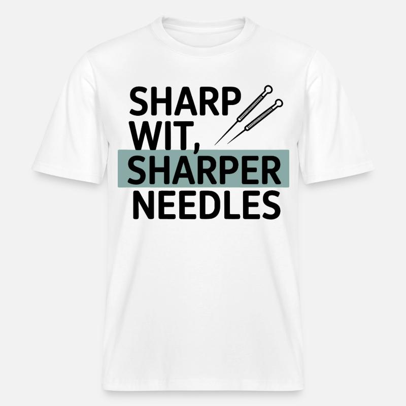 Sharp Wit, Sharper Needles Akupunkteur Beruf -  RELAXED FIT Unisex Organic T-Shirt - Weiß