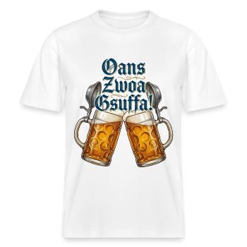 Oans Zwoa Gsuffa – Bierkrug Bierzelt Motiv -  RELAXED FIT Unisex Organic T-Shirt - Weiß - Vorne - Alina (178cm) & Michal (187cm)