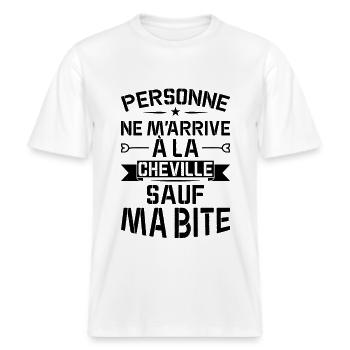 Personne Ne M'arrive À La Cheville Sauf Ma Bite -  T-shirt unisexe RELAXED FIT en coton bio - blanc - Devant - Alina (178cm) & Michal (187cm)