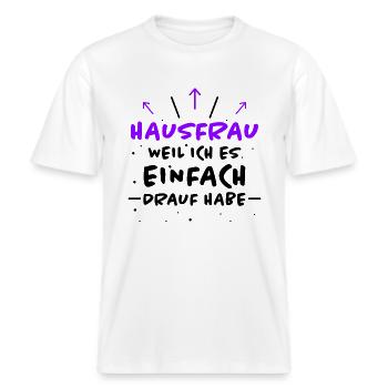 Hausfrau Spruch Haushalt Lustige Hausfrau Geschenk -  RELAXED FIT Unisex Organic T-Shirt - Weiß - Vorne - Alina (178cm) & Michal (187cm)