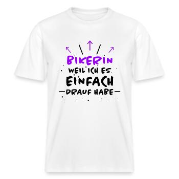 Bikerin Spruch Biker Lustiges Bikerin Geschenk -  RELAXED FIT Unisex Organic T-Shirt - Weiß - Vorne - Alina (178cm) & Michal (187cm)