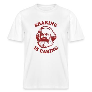 Sharing is caring - Lustiger Karl Marx Cartoon -  RELAXED FIT Unisex Organic T-Shirt - Weiß - Vorne - Alina (178cm) & Michal (187cm)