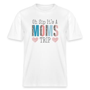 Moms Weekend Oh Sip It's A Moms Trip -  RELAXED FIT Unisex Organic T-Shirt - Weiß - Vorne - Alina (178cm) & Michal (187cm)