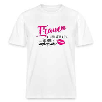 Frauen werden nicht älter - Sie werden aufregender -  RELAXED FIT Unisex Organic T-Shirt - Weiß - Vorne - Alina (178cm) & Michal (187cm)
