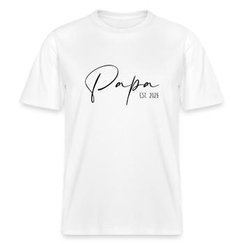 Papa Est 2025 -  RELAXED FIT Unisex Organic T-Shirt - Weiß - Vorne - Alina (178cm) & Michal (187cm)