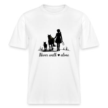 Never Walk Alone – Pferd, Mädchen & Hund -  RELAXED FIT Unisex Organic T-Shirt - Weiß - Vorne - Alina (178cm) & Michal (187cm)