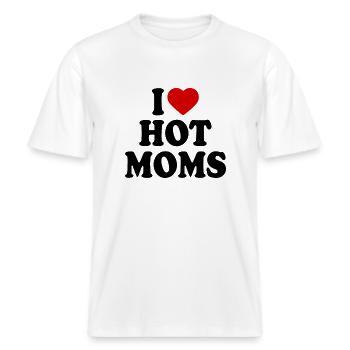 I love hot moms -  Unisex ekologisk T-shirt med avslappnad passform - vit - Fram - Alina (178cm) & Michal (187cm)