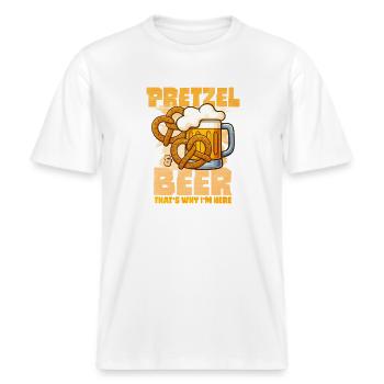 Pretzel und Bier Spaßmotivation Bretzel -  RELAXED FIT Unisex Organic T-Shirt - Weiß - Vorne - Alina (178cm) & Michal (187cm)