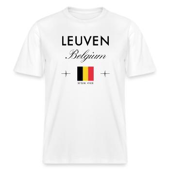 Leuven Belgien Koordinaten Reise Souvenir -  RELAXED FIT Unisex Organic T-Shirt - Weiß - Vorne - Alina (178cm) & Michal (187cm)