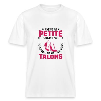 Je ne suis pas petite, Cadeau humour femme -  T-shirt unisexe RELAXED FIT en coton bio - blanc - Devant - Alina (178cm) & Michal (187cm)