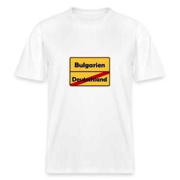 Auswandern nach Bulgarien! Ortsschild Desing. -  RELAXED FIT Unisex Organic T-Shirt - Weiß - Vorne - Alina (178cm) & Michal (187cm)