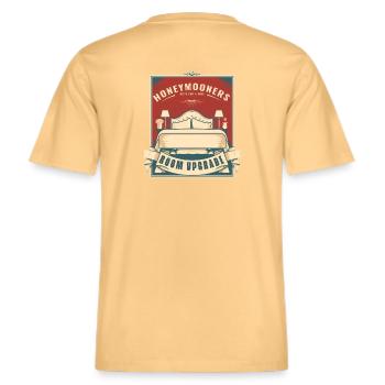 Hochzeitsreisende hoffen auf ein kostenloses Zimmer-Upgrade. -  RELAXED FIT Unisex Organic T-Shirt - Hellgelb - Hinten - Alina (178cm)
