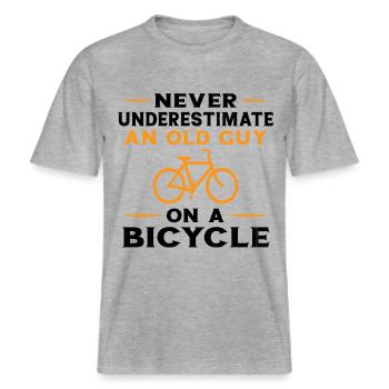 Unterschätze niemals einen alten Mann mit einem Fahrrad -  RELAXED FIT Unisex Organic T-Shirt - Grau meliert - Vorne - Alina (178cm) & Michal (187cm)