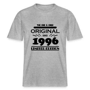 1996 - Year of construction 1996 - Born 1996 -  RELAXED FIT Unisex Organic T-Shirt - heather grey - Front - Alina (178cm) & Michal (187cm)