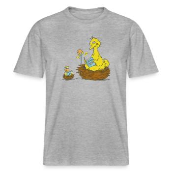 Sesamstraße Bibo Und Klein Bibo Lesen Im Nest -  RELAXED FIT Unisex Organic T-Shirt - Grau meliert - Vorne - Alina (178cm) & Michal (187cm)