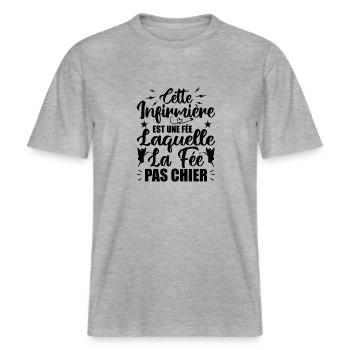 Cette Infirmière est Une Fée - Humour Infirmière -  T-shirt unisexe RELAXED FIT en coton bio - gris chiné - Devant - Alina (178cm) & Michal (187cm)