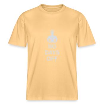 no days off quote -  RELAXED FIT Unisex Organic T-Shirt - washed yellow - Front - Alina (178cm) & Michal (187cm)
