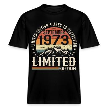 September 1973, September 1973 Geburtstagsgeschenk -  RELAXED FIT Unisex Organic T-Shirt - Schwarz - Vorne - Alina (178cm) & Michal (187cm)