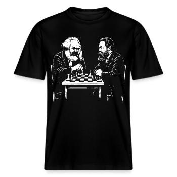 Karl Marx und Friedrich Engels spielen Schach -  RELAXED FIT Unisex Organic T-Shirt - Schwarz - Vorne - Alina (178cm) & Michal (187cm)