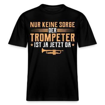Trompeter ist ja jetzt da - Trompete Blasmusiker -  RELAXED FIT Unisex Organic T-Shirt - Schwarz - Vorne - Alina (178cm) & Michal (187cm)
