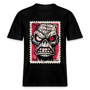 Wütender Totenkopf auf Briefmarke -  RELAXED FIT Unisex Organic T-Shirt - Schwarz - Vorne - Alina (178cm) & Michal (187cm)