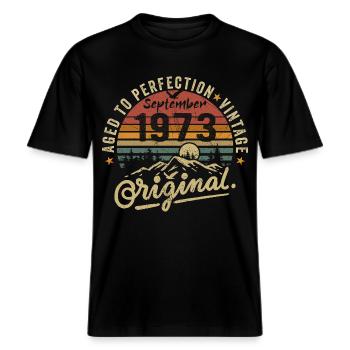 september 1973 Jahrestag september 1973 september -  RELAXED FIT Unisex Organic T-Shirt - Schwarz - Vorne - Alina (178cm) & Michal (187cm)