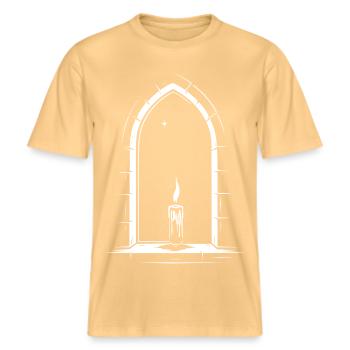 Bougie imbolc à la fenêtre -  T-shirt unisexe RELAXED FIT en coton bio - jaune délavé - Devant - Alina (178cm) & Michal (187cm)