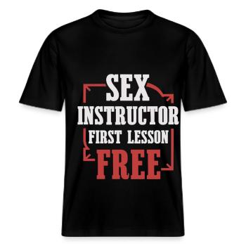 Sex Instructor Shirt – Erste Stunde gratis -  RELAXED FIT Unisex Organic T-Shirt - Schwarz - Vorne - Alina (178cm) & Michal (187cm)