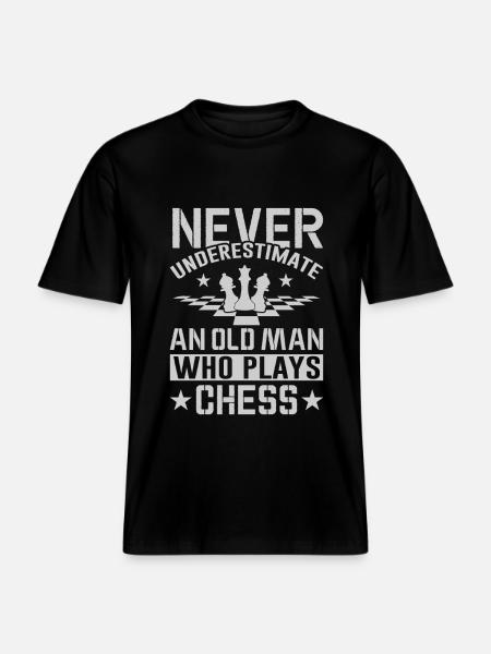 En gammel mand, der spiller skak -  Økologisk unisex T-shirt RELAXED FIT - sort