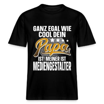 Mediengestalter Papa Vater Vatertag Cooler Papa -  RELAXED FIT Unisex Organic T-Shirt - Schwarz - Vorne - Alina (178cm) & Michal (187cm)