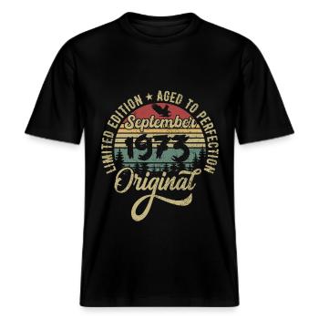 52. Geburtstag September 1973 - 52 Jahre alt -  RELAXED FIT Unisex Organic T-Shirt - Schwarz - Vorne - Alina (178cm) & Michal (187cm)