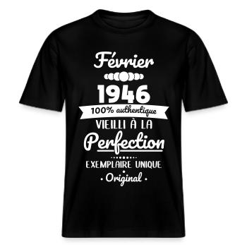 Anniversaire 80 ans - Février 1946 Original -  T-shirt unisexe RELAXED FIT en coton bio - noir - Devant - Alina (178cm) & Michal (187cm)