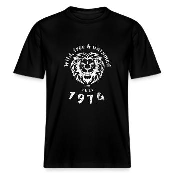 50. Geburtstag Wild, free & untamed since 07/1974 -  RELAXED FIT Unisex Organic T-Shirt - Schwarz - Vorne - Alina (178cm) & Michal (187cm)