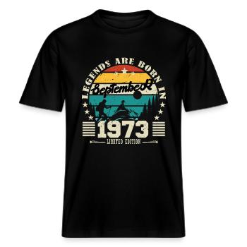 September 1973. Geburtstagsgeschenk September 1973 -  RELAXED FIT Unisex Organic T-Shirt - Schwarz - Vorne - Alina (178cm) & Michal (187cm)