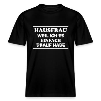 Hausfrau Spruch Haushalt Lustige Hausfrau Geschenk -  RELAXED FIT Unisex Organic T-Shirt - Schwarz - Vorne - Alina (178cm) & Michal (187cm)