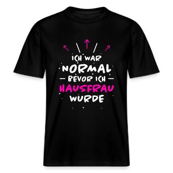 Hausfrau Spruch Haushalt Lustige Hausfrau Geschenk -  RELAXED FIT Unisex Organic T-Shirt - Schwarz - Vorne - Alina (178cm) & Michal (187cm)